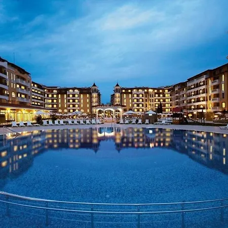 In A Complex In Sunny 阳光海滩